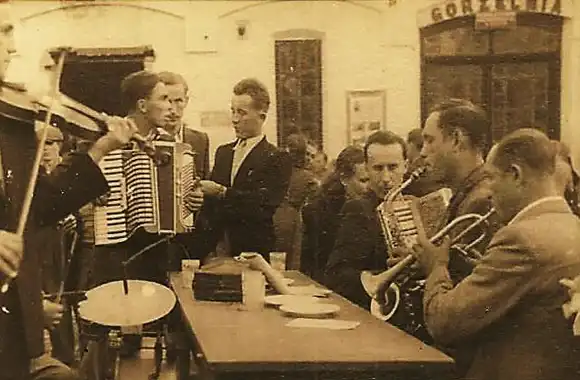 Festyn przed budynkiem gorzelni 1951 r.