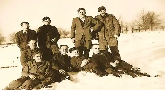 1965 Załoga gorzelni - w tle tzw. „pole kopcowe” oraz nieistniejący już sad orzechowy