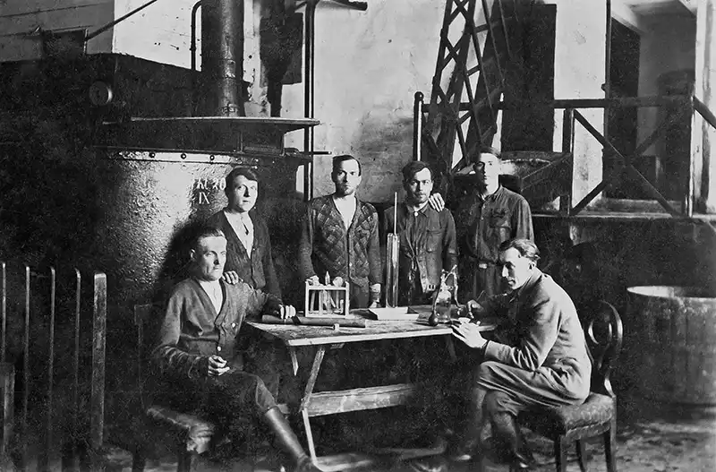 Załoga gorzelni w 1957 roku